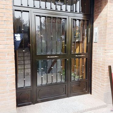 Cerrajería Dugaval forja artística en puerta de entrada 