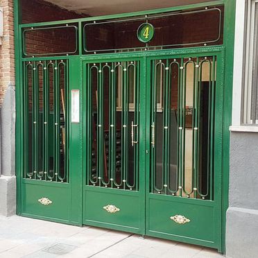 Cerrajería Dugaval puerta verde con forja 